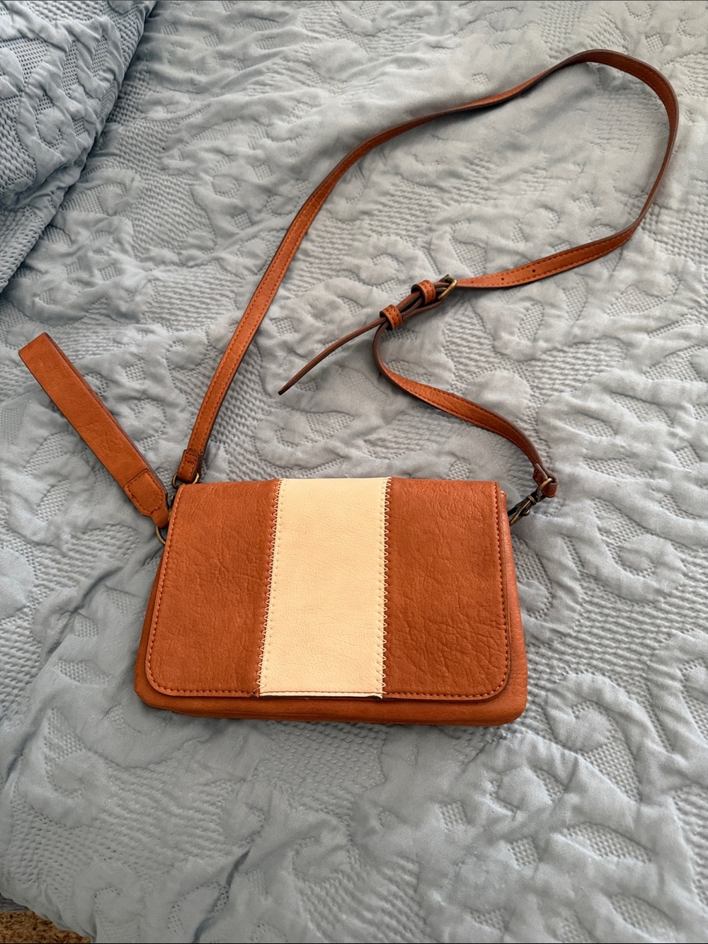 Market & Spruce Two-Tone Tan and Cream Crossbody Bag